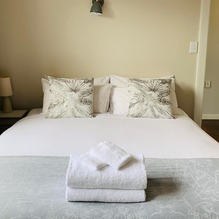 Uptown City Haven - Christchurch Townhouse Bagian luar foto